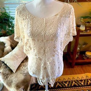 💚 2/$10 Lush Lace Cut Out Top Cream White